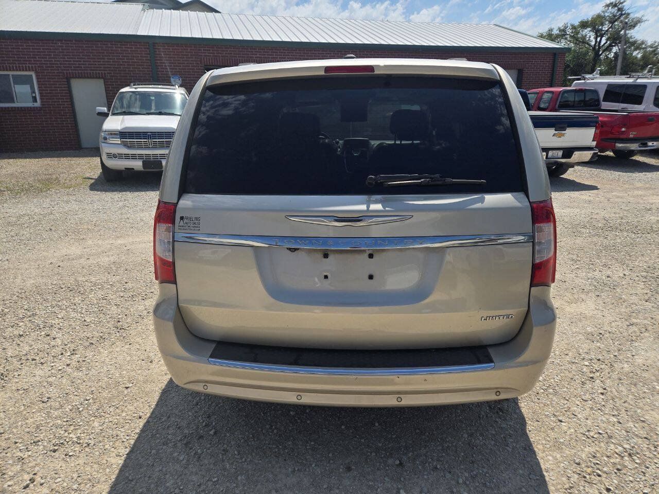 Used 2015 Chrysler Town & Country Limited Platinum FWD image 14