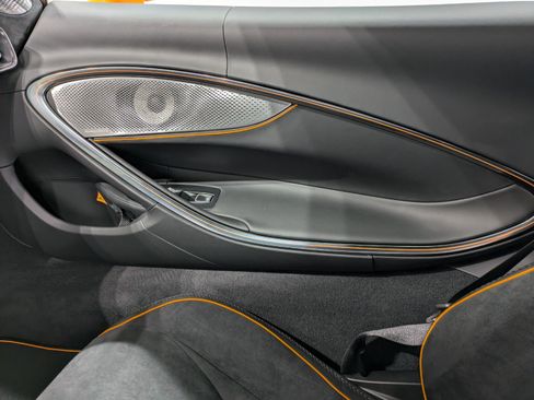 Used 2025 McLaren Artura image 9