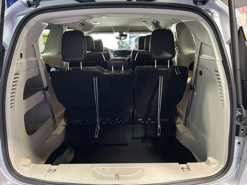 Used 2024 Chrysler Pacifica Touring-L image 19