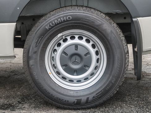 Used 2024 Mercedes-Benz Sprinter 2500 image 10