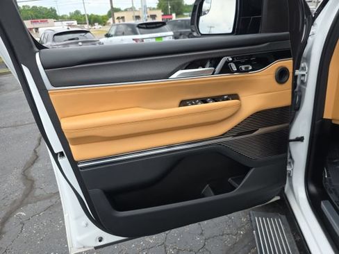 Used 2025 Jeep Grand Wagoneer L Series III w/ Rear Seat Video Group 1 AWD/4WD image 10