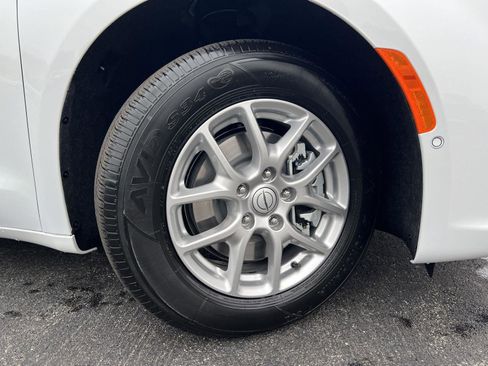 New 2026 Chrysler Pacifica Select image 2