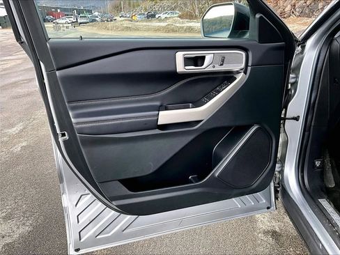 Used 2023 Ford Explorer Limited image 9