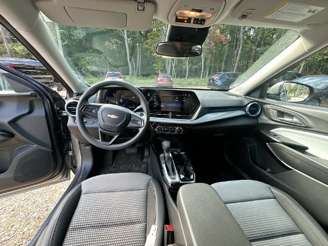 Used 2024 Chevrolet Trax LT FWD image 30