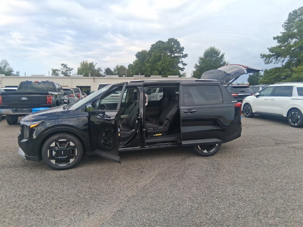 Certified 2026 Kia Carnival FWD image 11