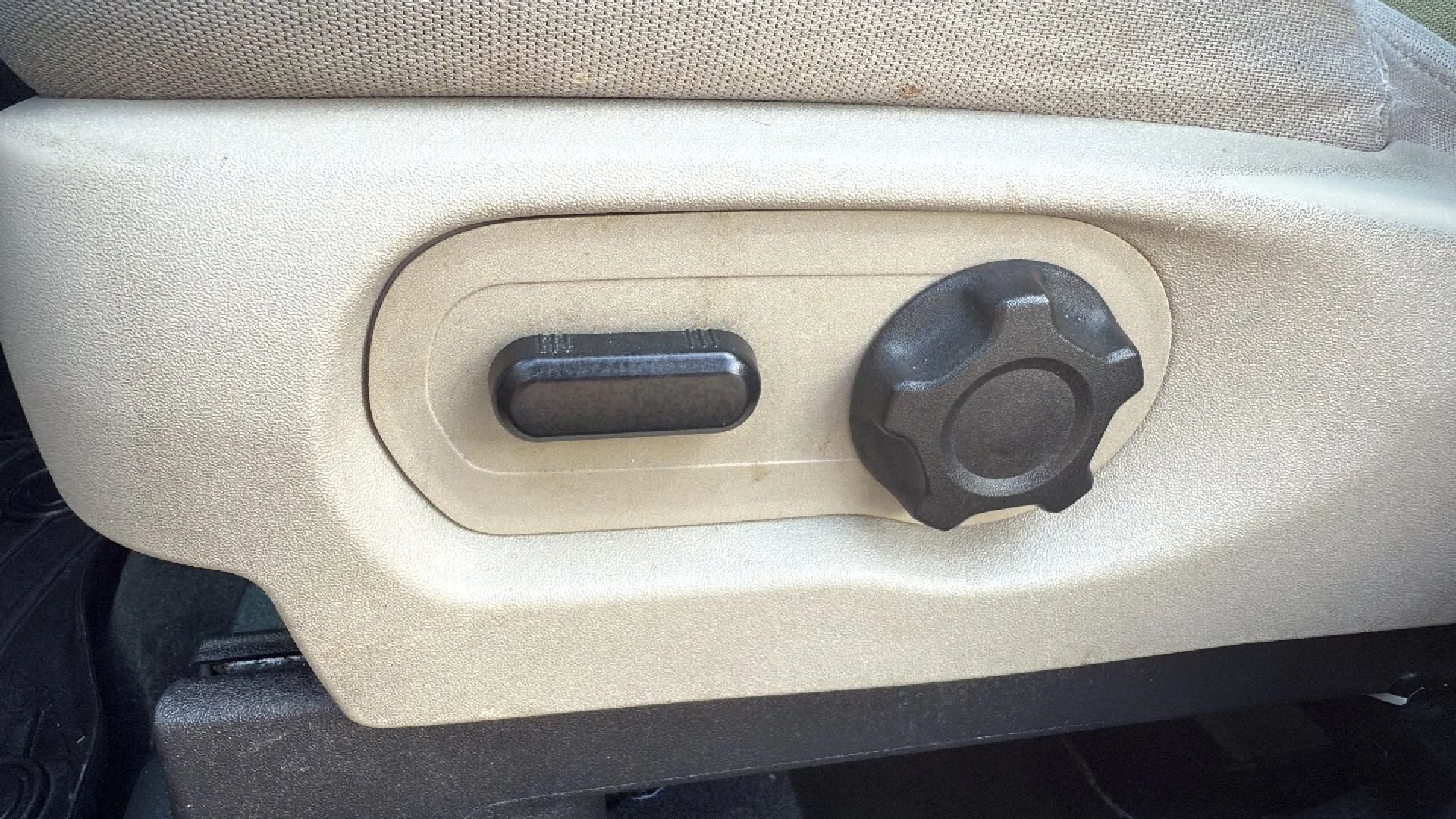 Used 2014 Ford Explorer XLT w/ Equipment Group 201A FWD image 21