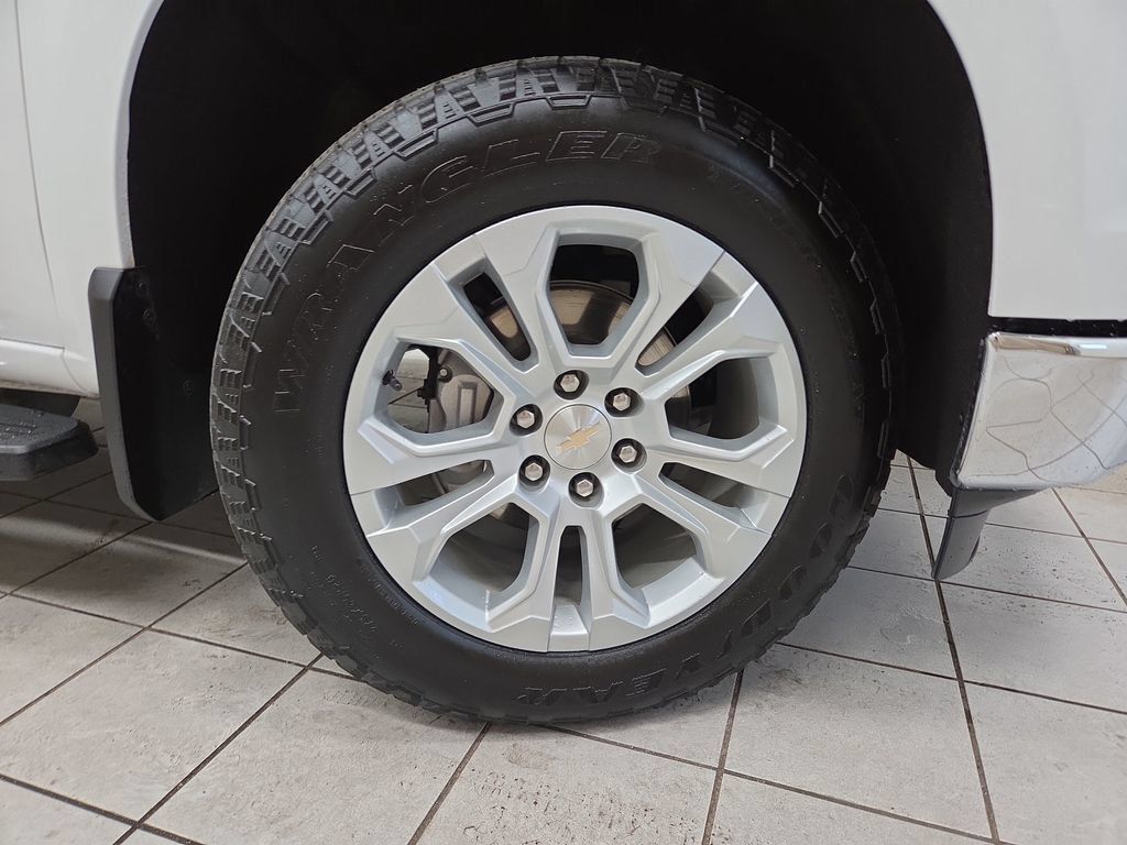 Used 2023 Chevrolet Silverado 1500 LTZ w/ LTZ Premium Package AWD/4WD image 8