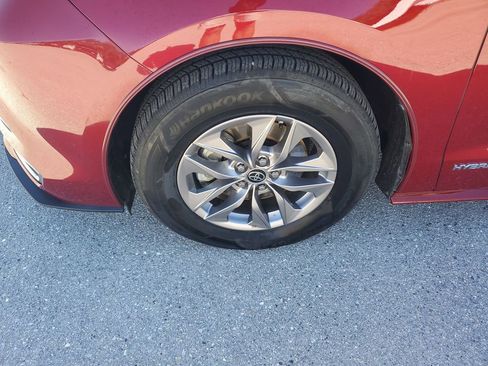 Certified 2021 Toyota Sienna XLE image 18