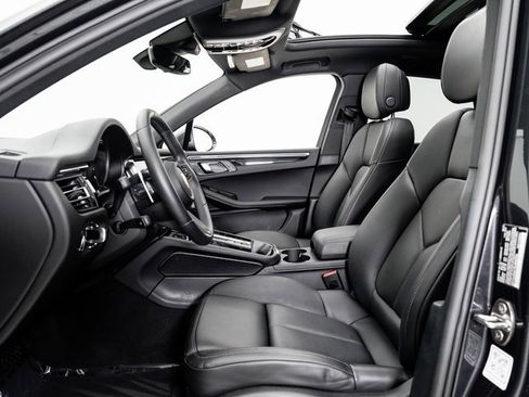 Used 2025 Porsche Macan image 6