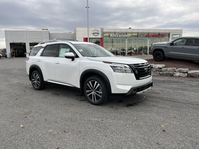 New 2025 Nissan Pathfinder Platinum w/ Black Appearance Package