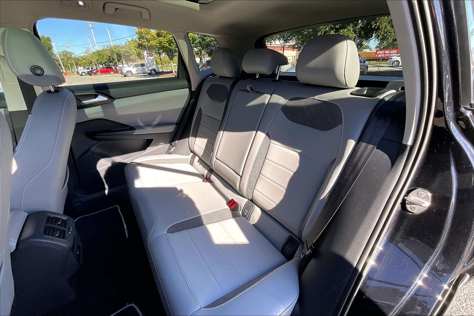 Used 2023 Volkswagen Taos SE w/ Panoramic Sunroof Package AWD/4WD image 31