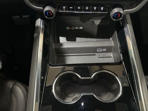 Certified 2025 Chevrolet Suburban High Country image 23