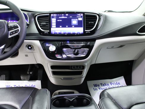 Used 2024 Chrysler Pacifica Select FWD image 19
