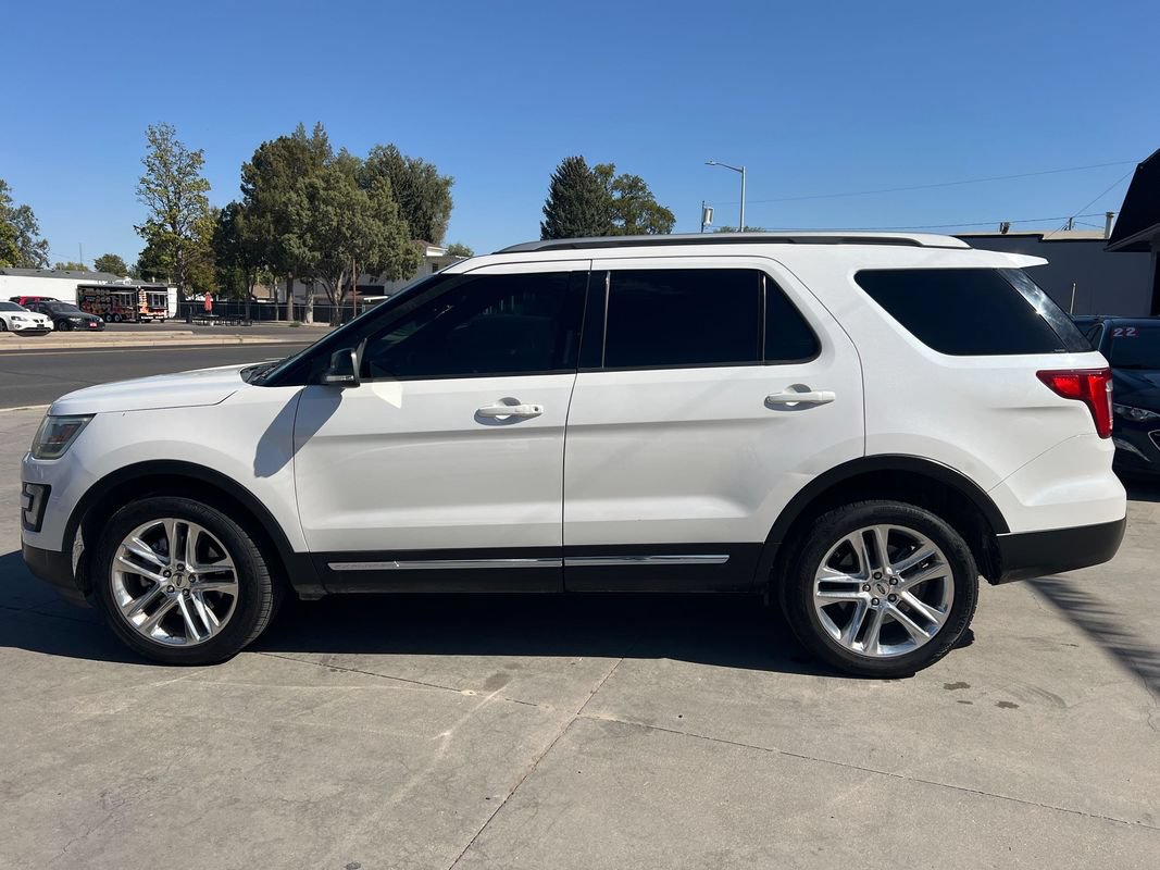Used 2017 Ford Explorer XLT w/ Equipment Group 202A AWD/4WD image 4