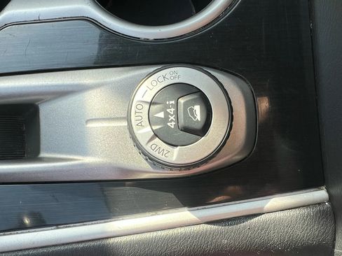 Used 2017 Nissan Pathfinder SV image 16