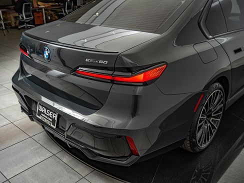 Used 2024 BMW i7 eDrive50 w/ M Sport Package RWD image 18
