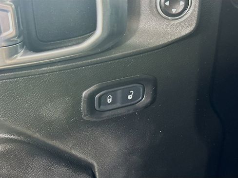 Used 2022 Jeep Gladiator Willys image 19