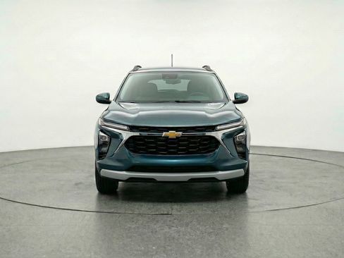 Used 2025 Chevrolet Trax LT w/ LT Convenience Package image 2