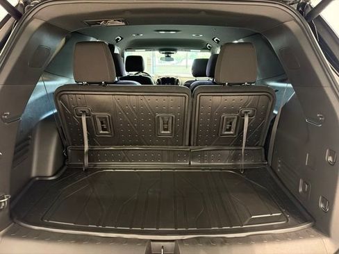 Used 2023 Chevrolet Traverse LT FWD image 9