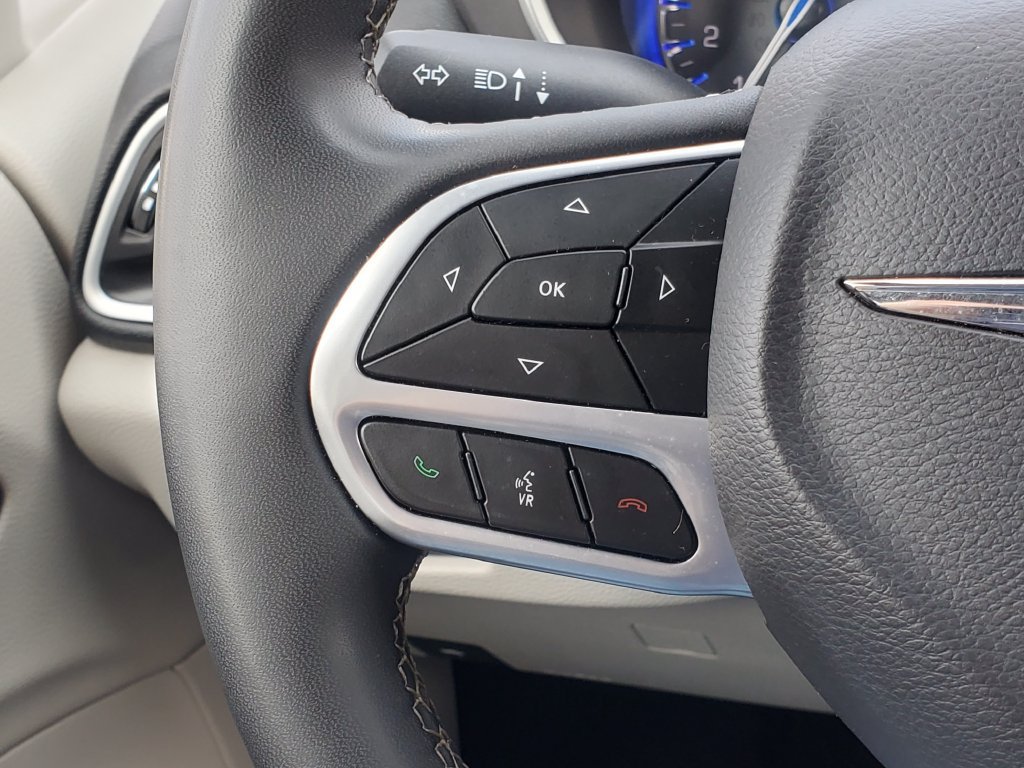 Used 2024 Chrysler Pacifica Touring-L FWD image 11