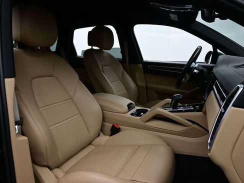 Certified 2023 Porsche Cayenne Platinum Edition image 17