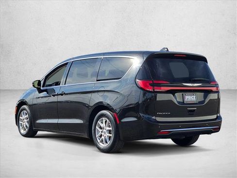 Used 2023 Chrysler Pacifica Touring-L FWD image 8