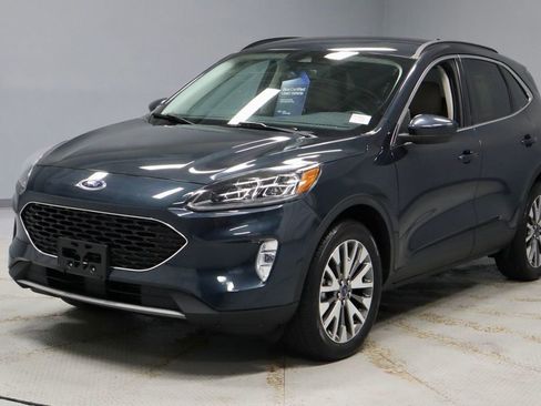 Certified 2022 Ford Escape Titanium w/ Class II Trailer Tow Package AWD/4WD image 8