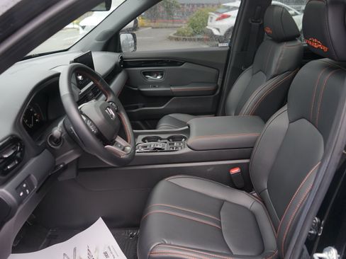 Used 2025 Honda Pilot TrailSport image 17