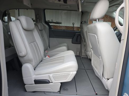 Used 2009 Chrysler Town & Country Touring image 24