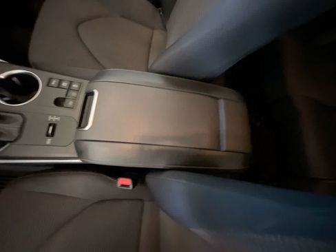 Used 2024 Toyota Highlander LE AWD/4WD image 21