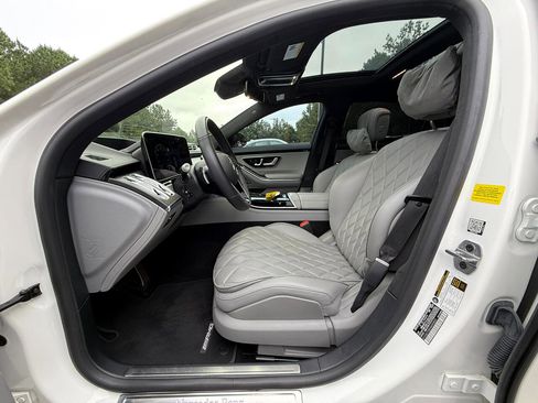 Used 2022 Mercedes-Benz S 580 4MATIC Sedan w/ AMG Line Package image 9