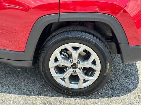 Used 2025 Jeep Compass Latitude AWD/4WD image 19