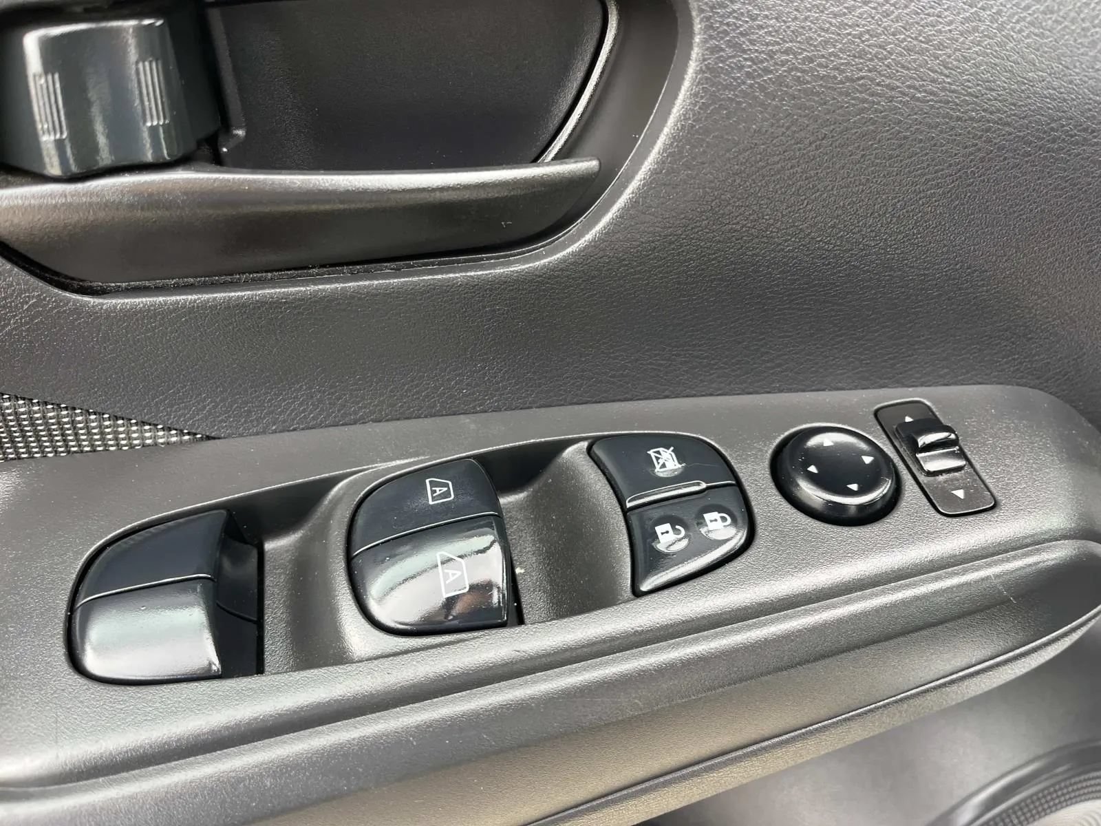 Used 2019 Nissan Kicks S FWD image 28
