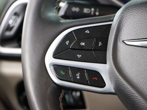 Used 2023 Chrysler Pacifica Touring-L image 13