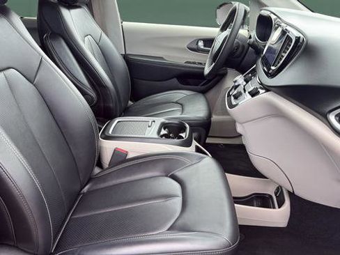 Used 2024 Chrysler Pacifica Touring-L image 25