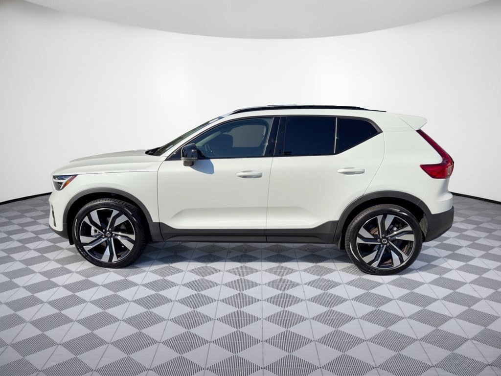 Used 2025 Volvo XC40 B5 Ultra AWD/4WD image 2