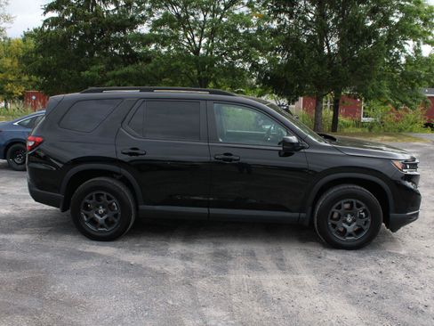 Used 2025 Honda Pilot TrailSport image 4