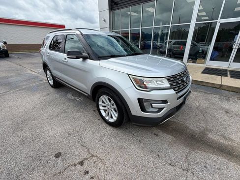 Used 2017 Ford Explorer XLT w/ Equipment Group 202A FWD image 2
