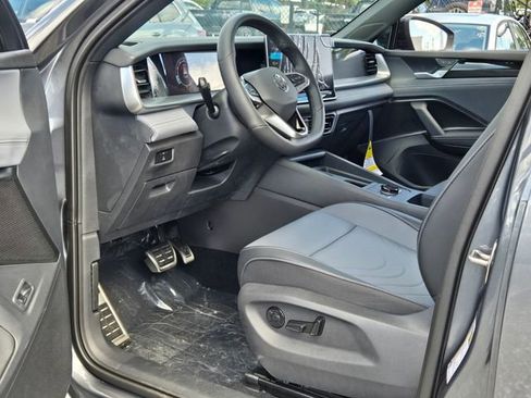 New 2026 Volkswagen Tiguan SE R-Line FWD image 12