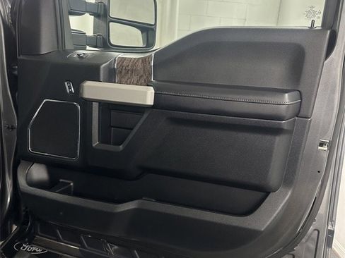 Used 2019 Ford F250 Lariat w/ Chrome Package image 40