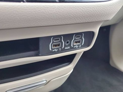 Used 2024 Chrysler Pacifica Touring-L FWD image 19