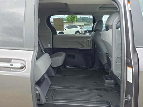 Used 2021 Toyota Sienna XLE AWD/4WD image 10