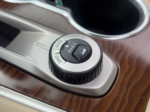 Used 2017 Nissan Pathfinder Platinum w/ Family Entertainment Package image 17