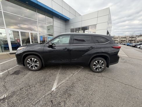 Used 2022 Toyota Highlander XLE image 3
