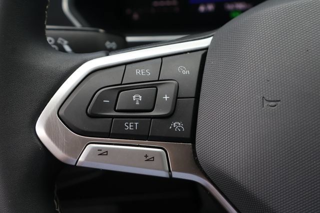 Certified 2023 Volkswagen Tiguan SE R-Line FWD image 23