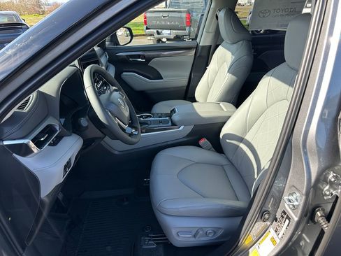 New 2026 Toyota Highlander Platinum image 13