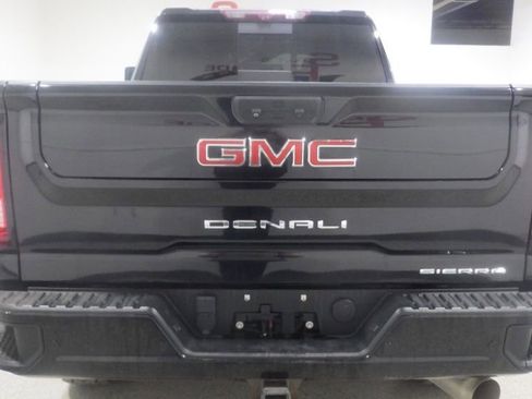 Used 2022 GMC Sierra 2500 Denali w/ Denali Black Diamond Edition AWD/4WD image 3