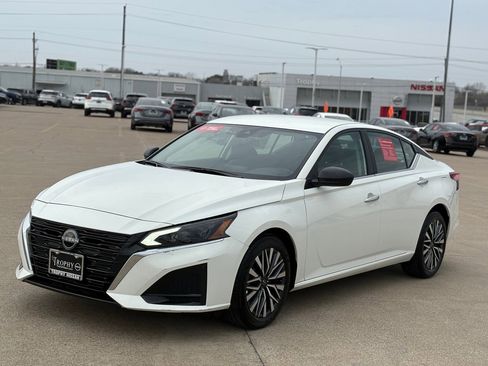 Certified 2025 Nissan Altima 2.5 SV image 3