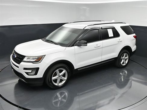 Used 2017 Ford Explorer XLT w/ Equipment Group 201A AWD/4WD image 19