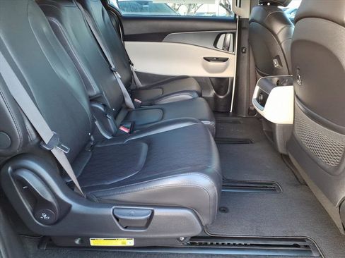 Used 2024 Kia Carnival LX image 14